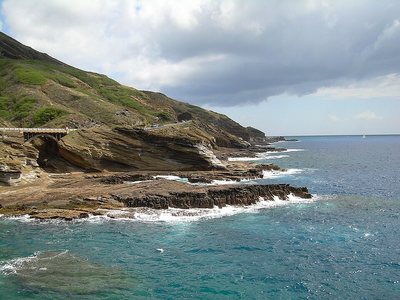 Context photo: the Lanai Lookout on Oahu: a rocky shoreline and the ocean, with no building on the shore. It is a different picture of the same coast, not the family photo.